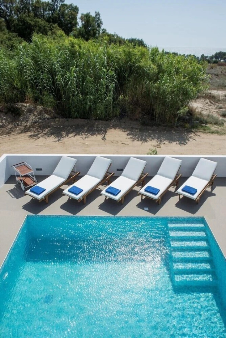 Seabreeze Villa - with Jacuzzi & heated pool