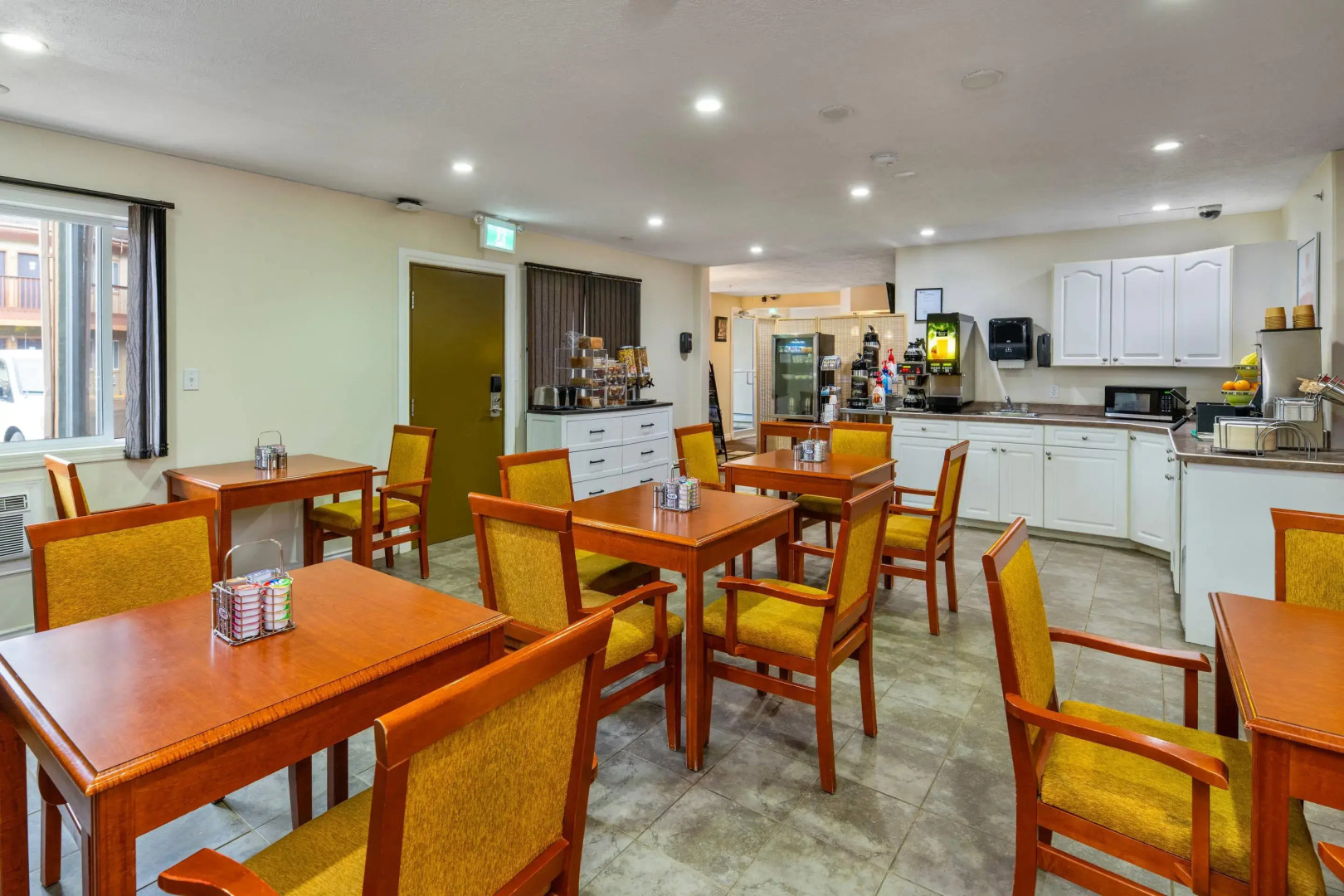 Econo Lodge Inn & Suites