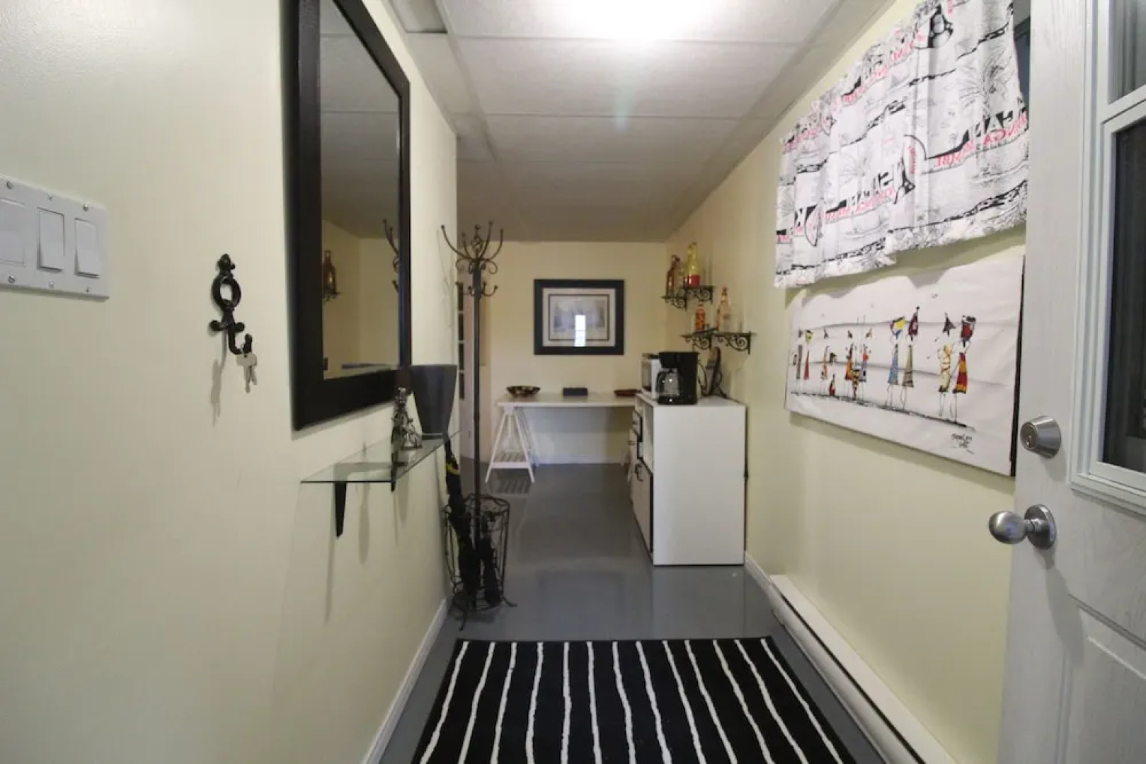 Room in Guest Room - Gandhi Very Large Room Decorated in Indian Style, Office Space and Sofa