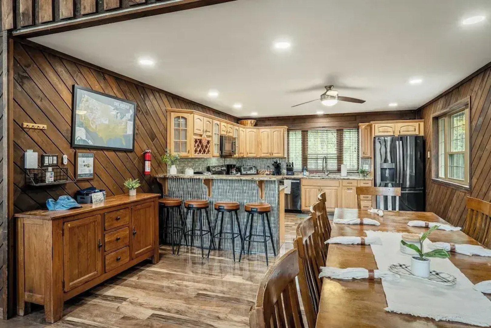 Sky View Chalet by Avantstay Stunning Interior, Spacious Deck, Hot Tub, & View