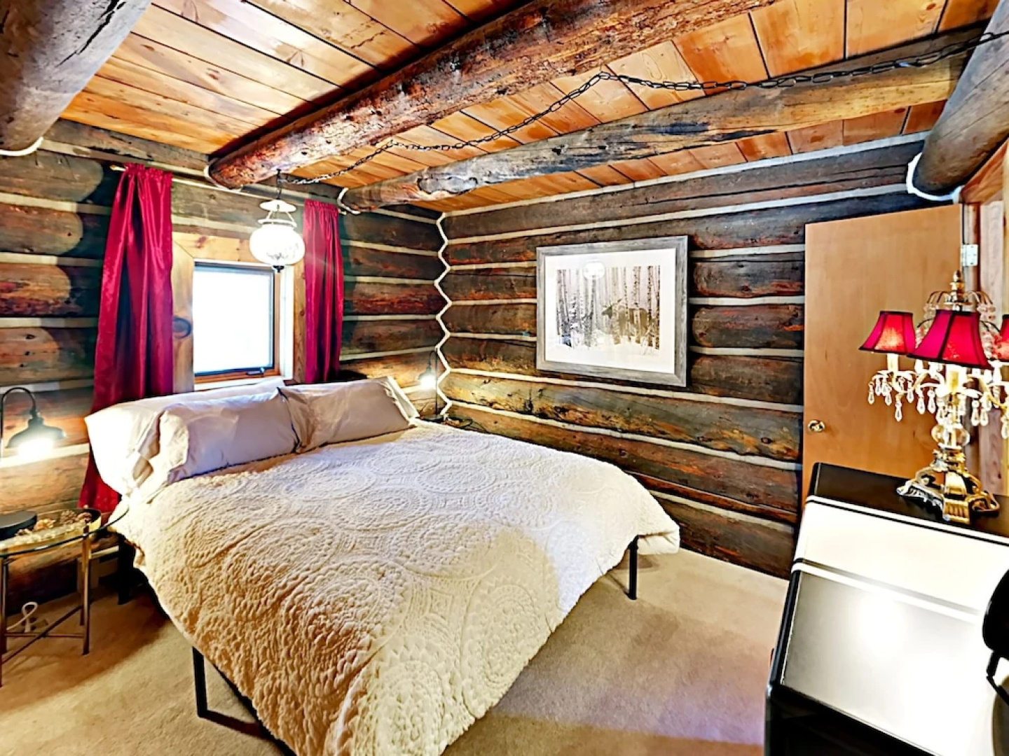 Secluded Mountain-view Log , Near Snow Trails 2 Bedroom Home
