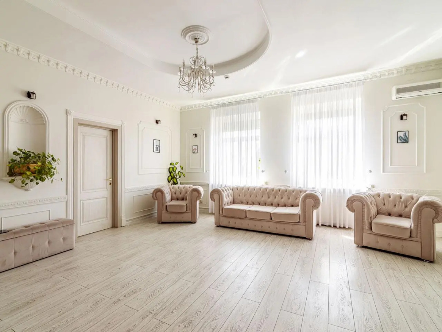 Дом с бассейнами и банкетным залом на Дмитровском шоссе