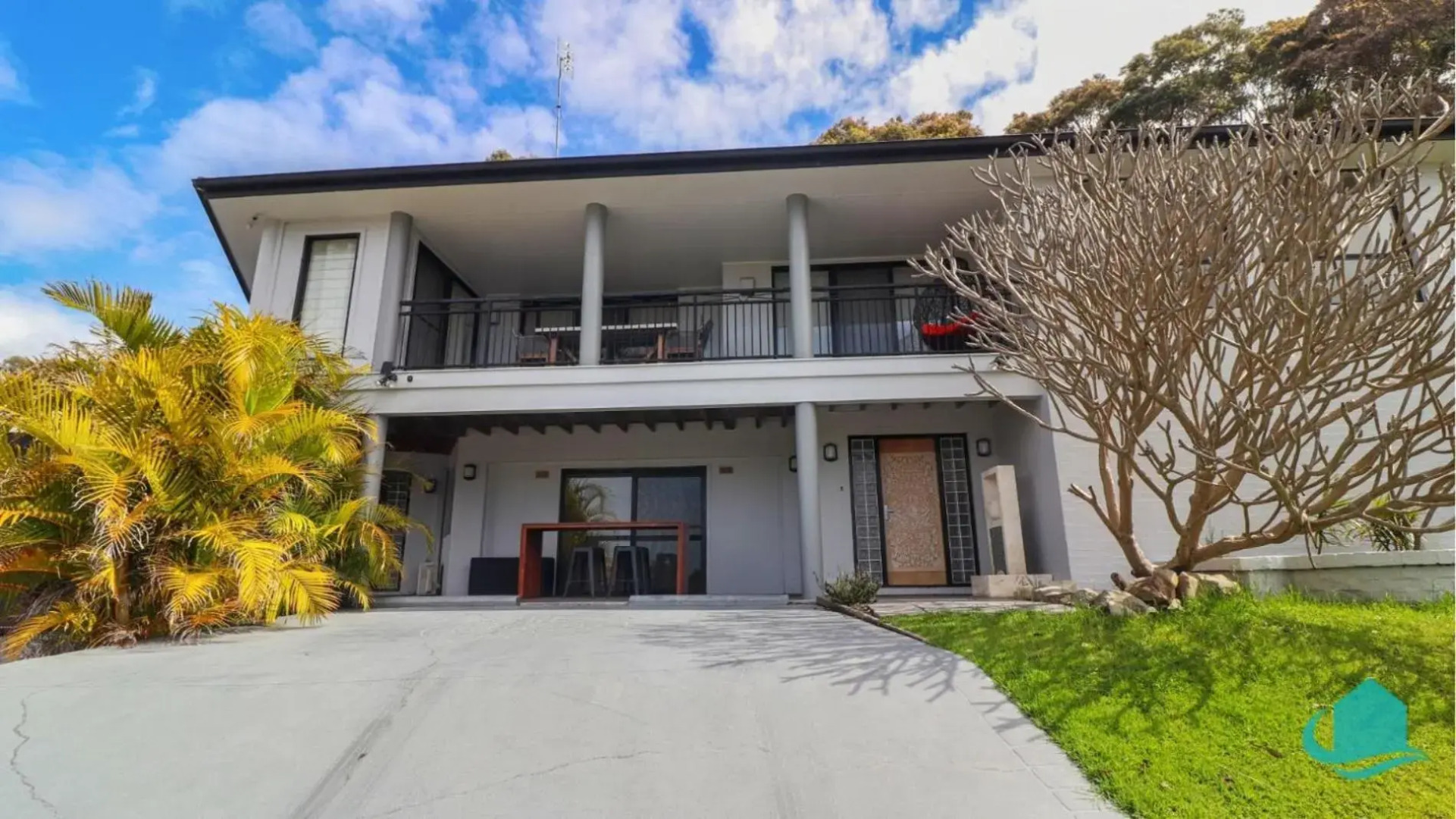Splendour Hideaway - Luxury pool at Caves Beach