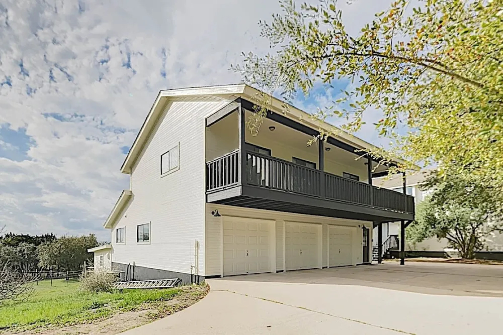 New Listing! Hill Country Getaway W/ Large Balcony 2 Bedroom Apts