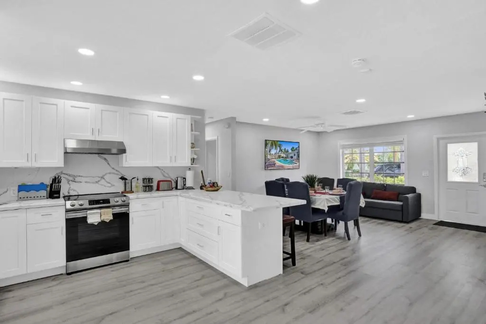 Modern 4bdr Home With Pool By The Beach