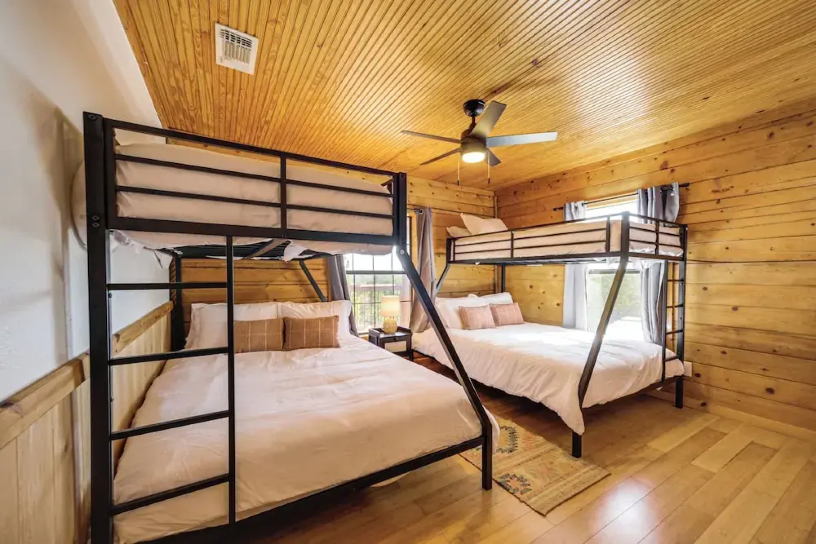 5 Mi to Dtwn Dripping Springs: Cabin w/ Jacuzzi!