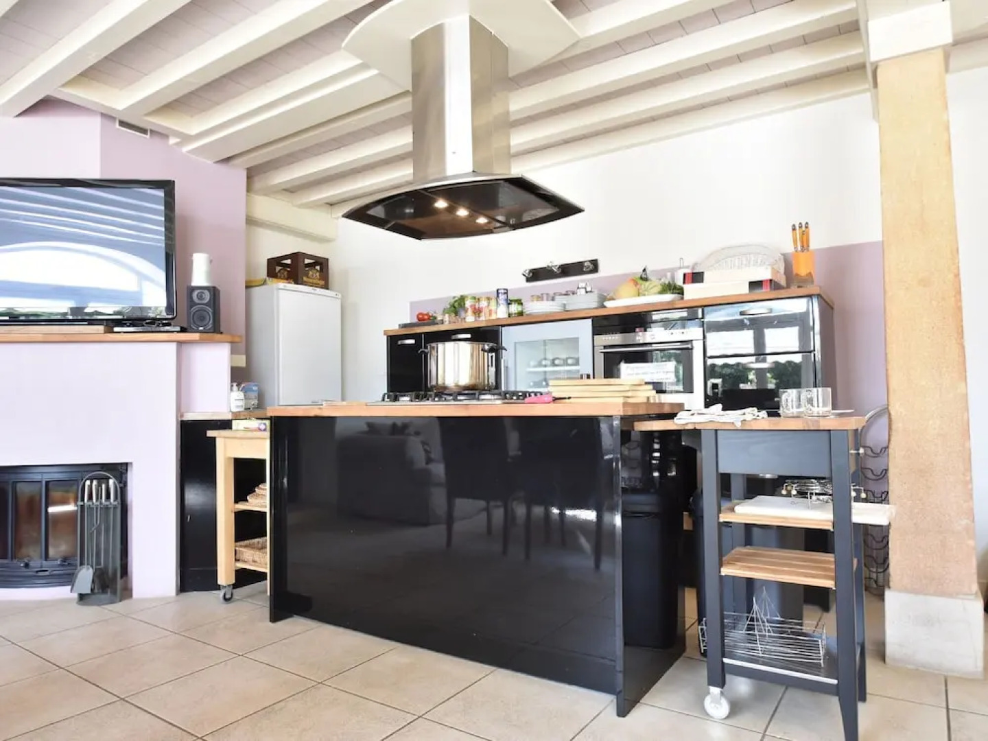 Spacious Mansion in Vinzelles With Swimming Pool