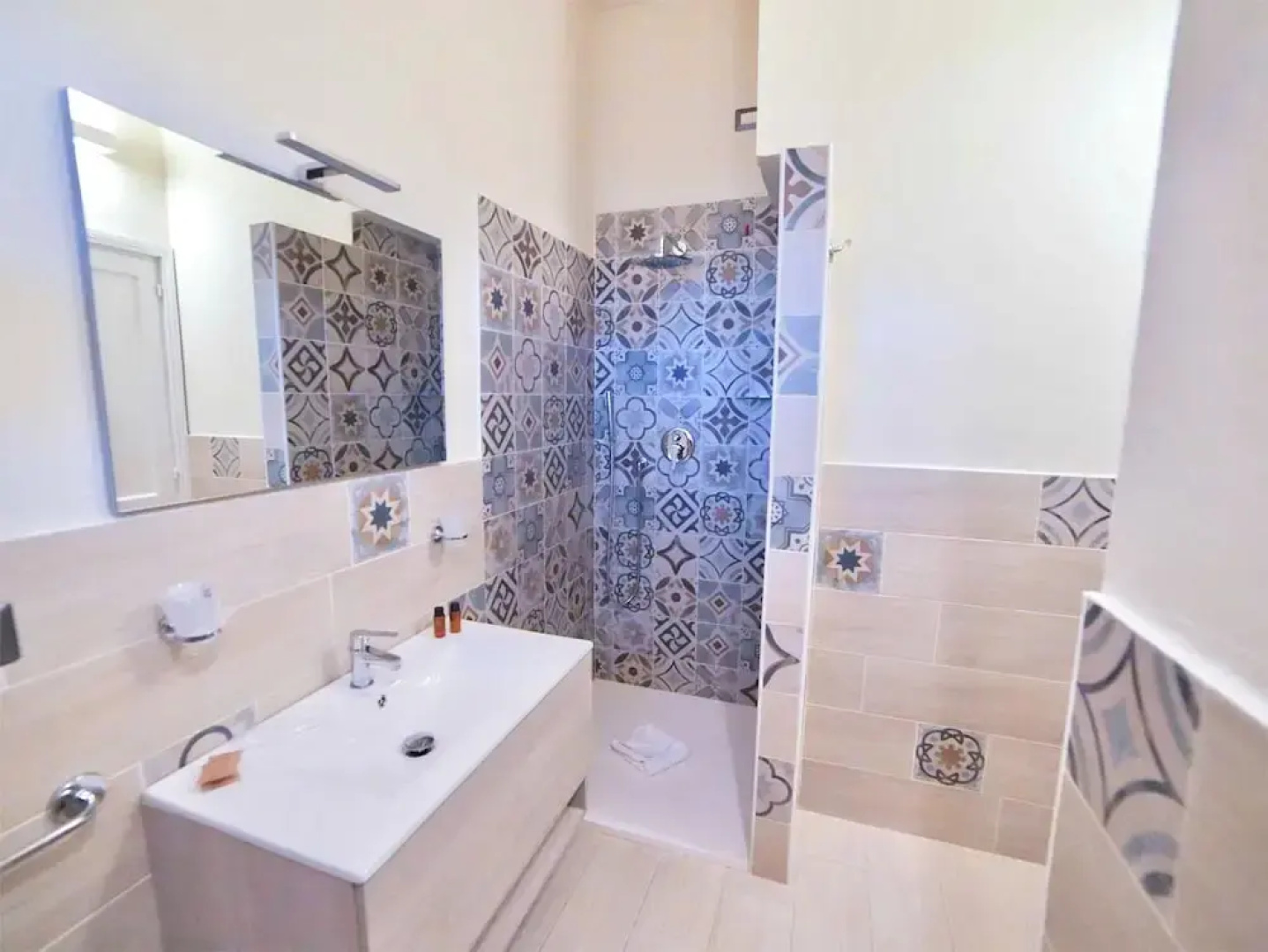 Hotel with swimming pool just 300 mt from the Baia delle Mimose-beach