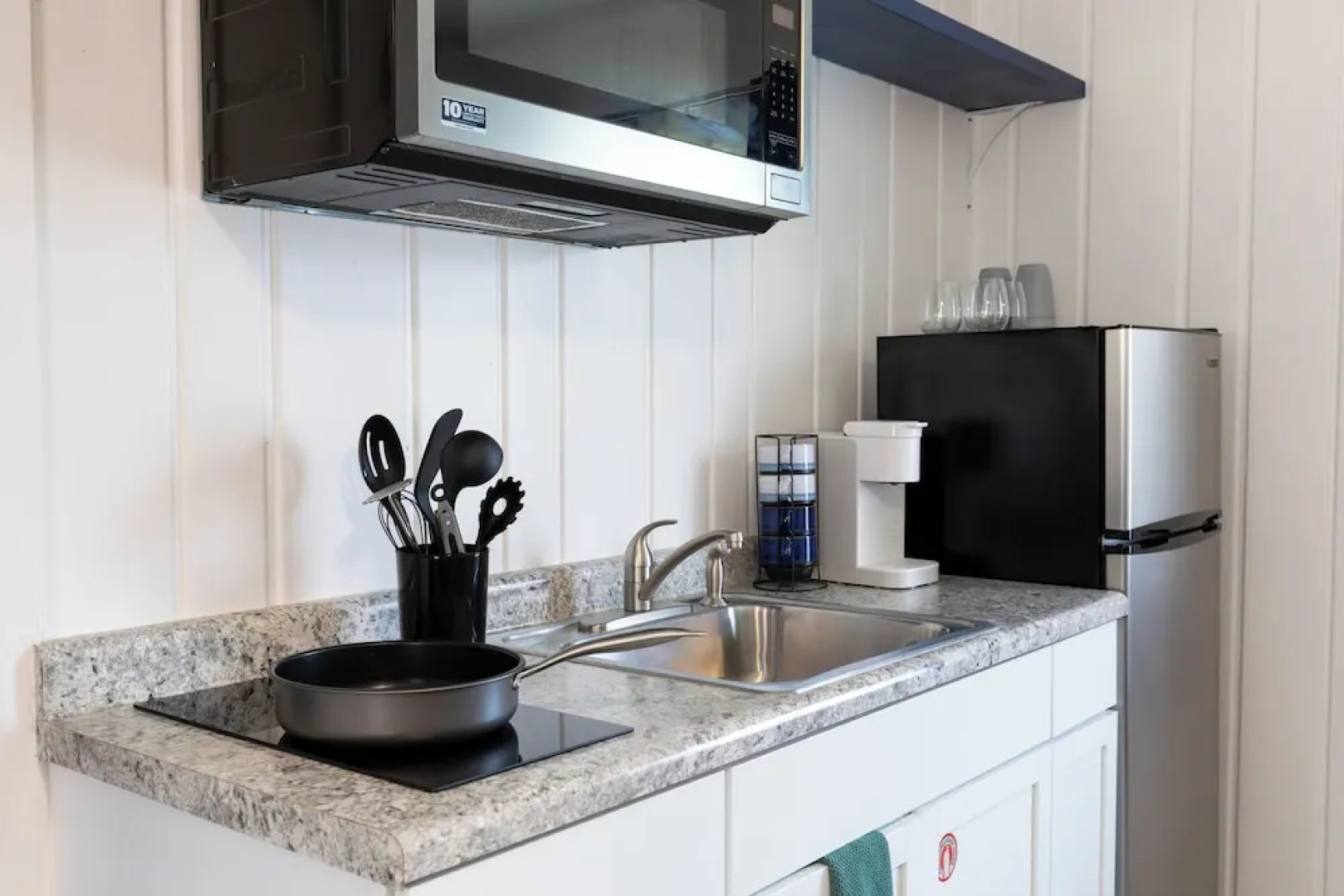 Anchor Bay Inn and Suites