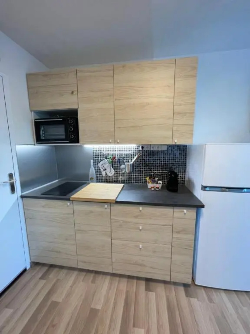 Studio vue port, belle terrasse, piscine