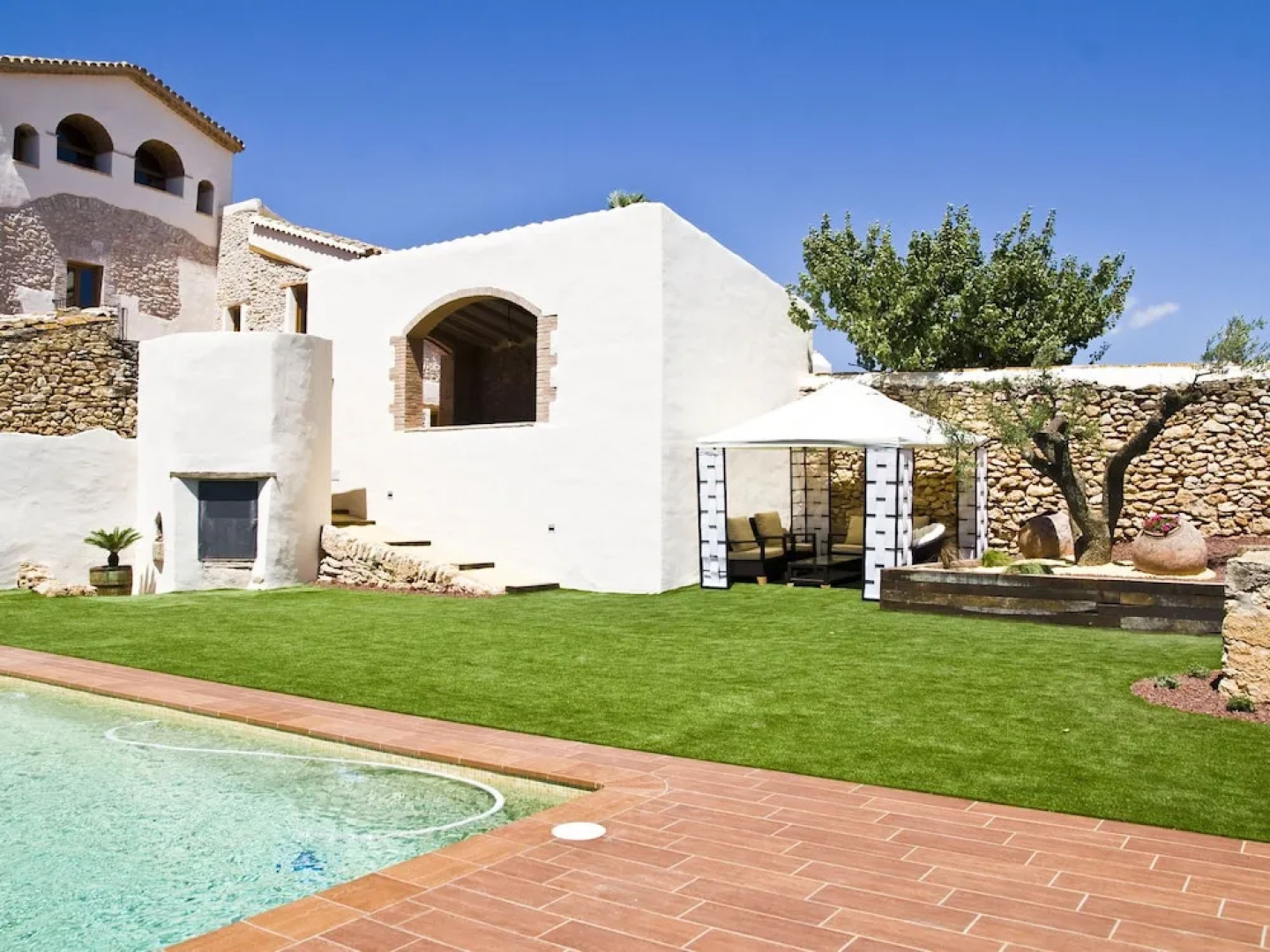 Grand Mansion in La Bisbal del Penedès With Sauna