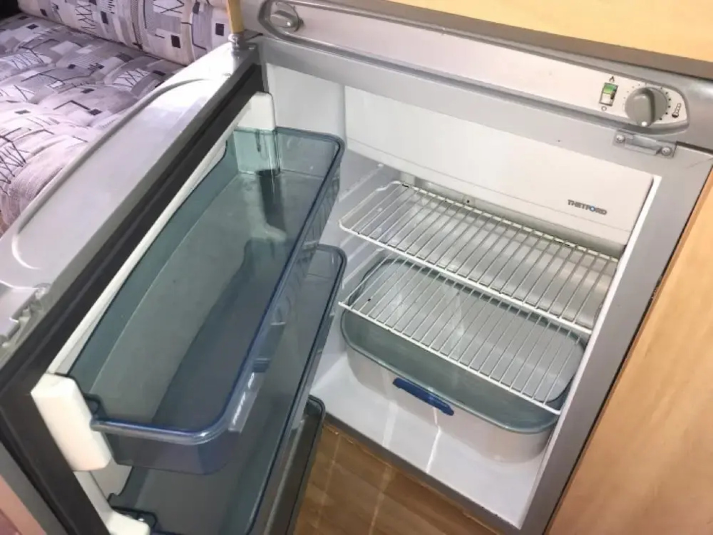 Stayzo Quiet Countryside Setting - Caravan View With Free Wi-fi in the Chiltern Hills