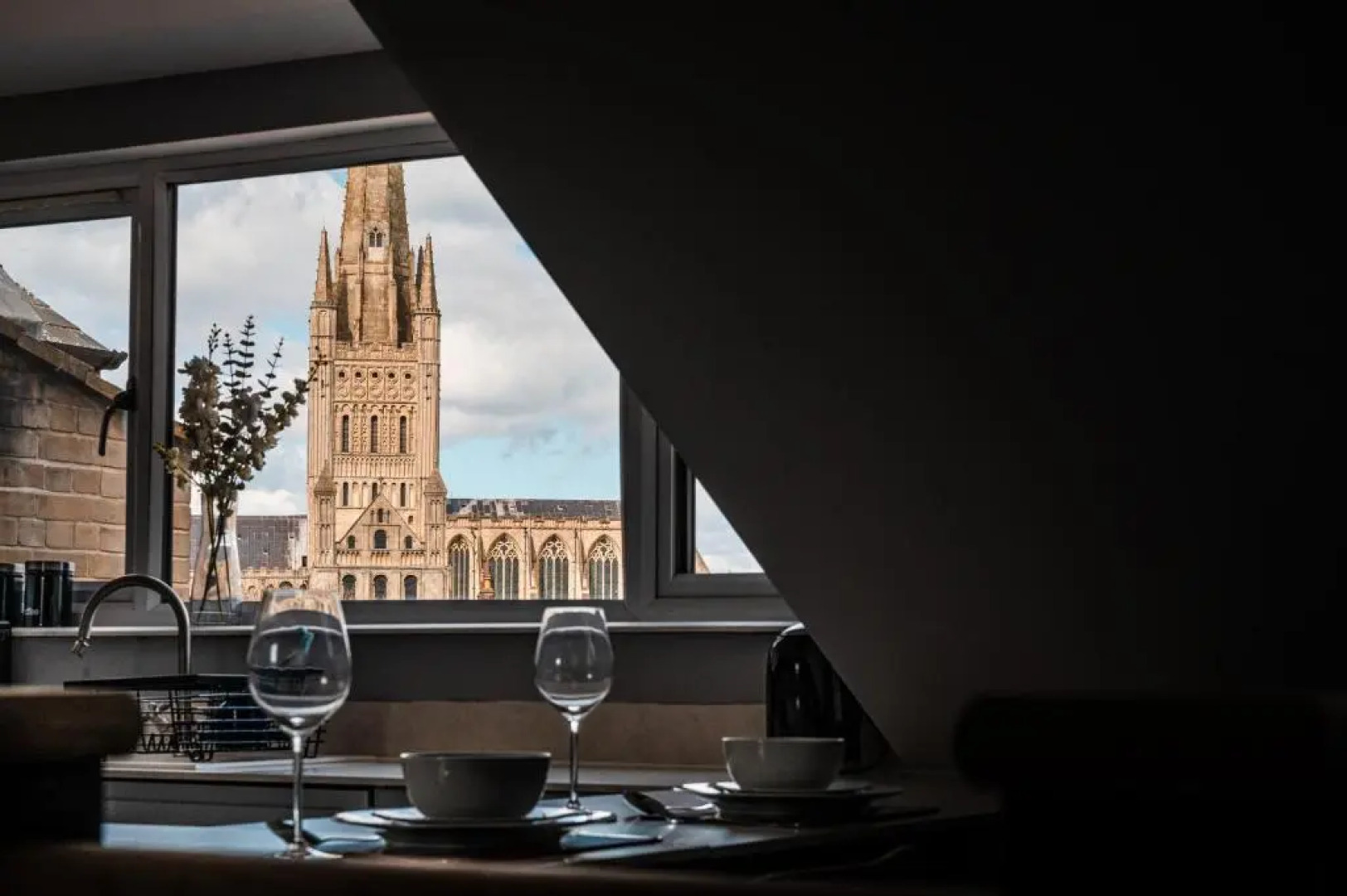 Lovely 2-bed double en-suite with Cathedral views