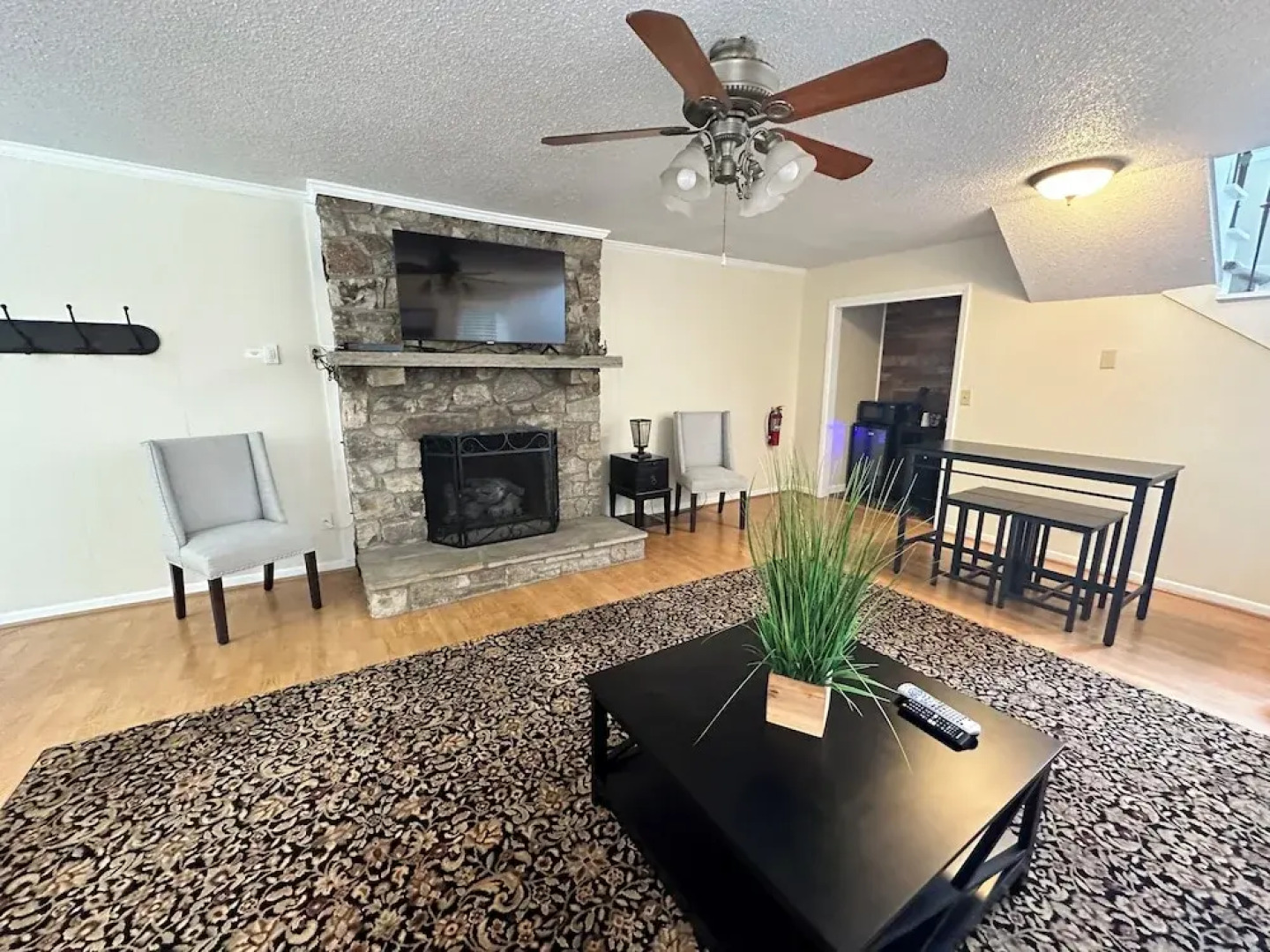 Mountainaire Inn and Log Cabins