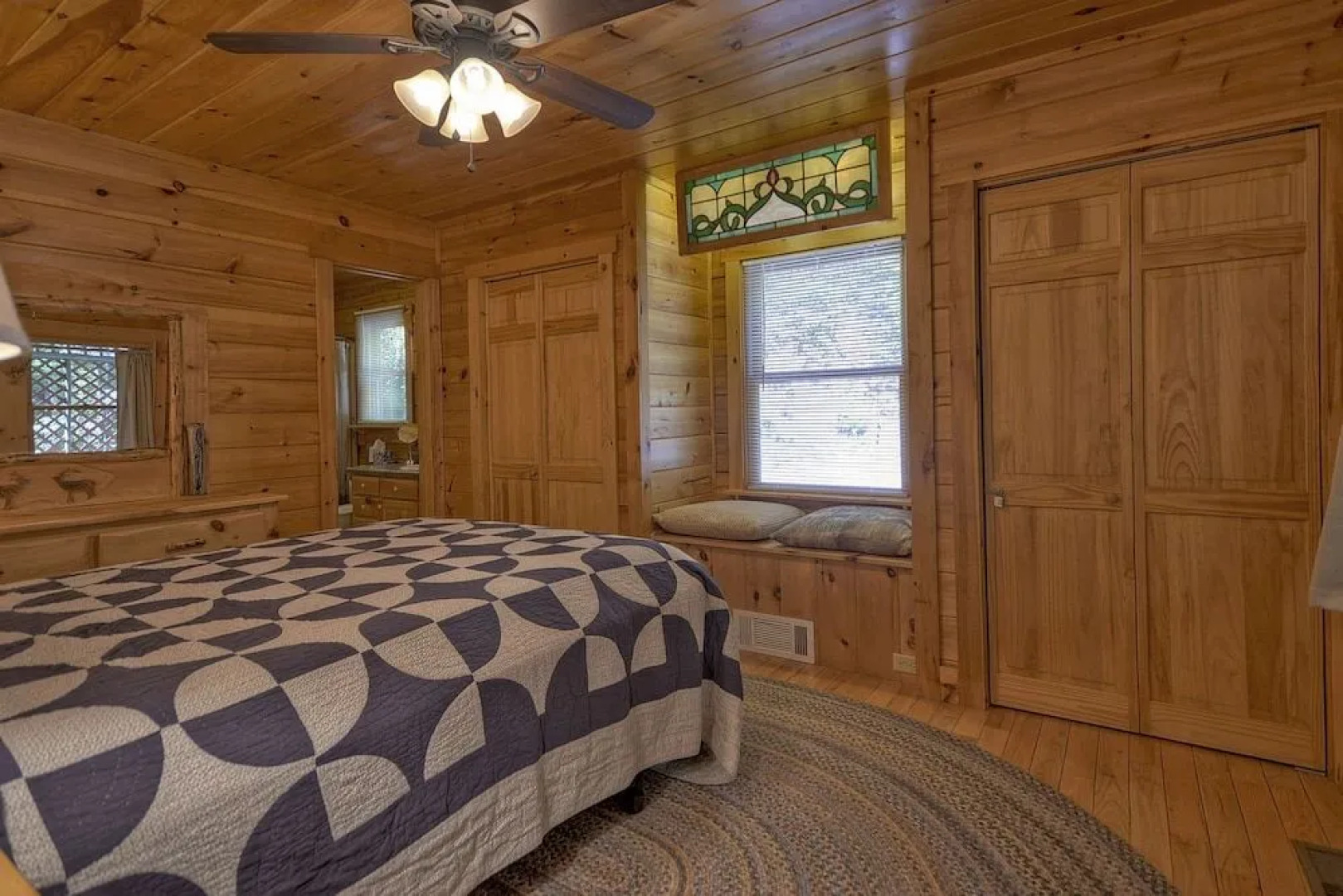 Thunder Falls- Cabin Perched Over 10ft Waterfalls!