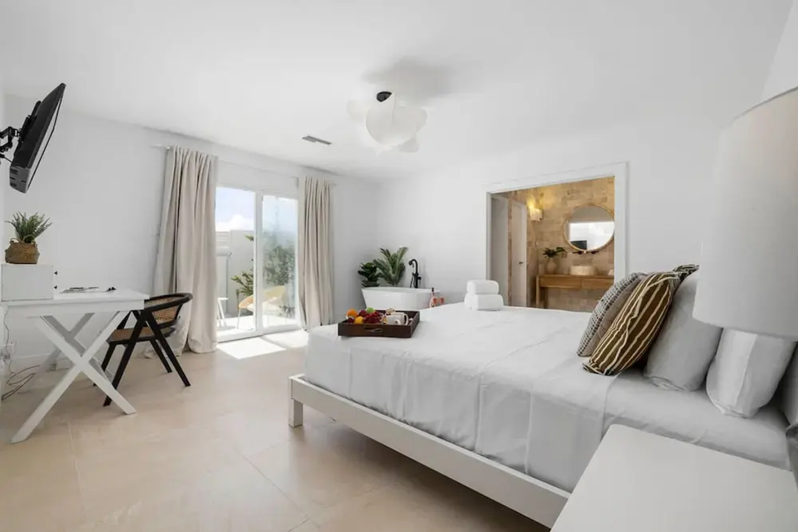 Beachfront Villa w Pool Sleeps 16 Dining Tub