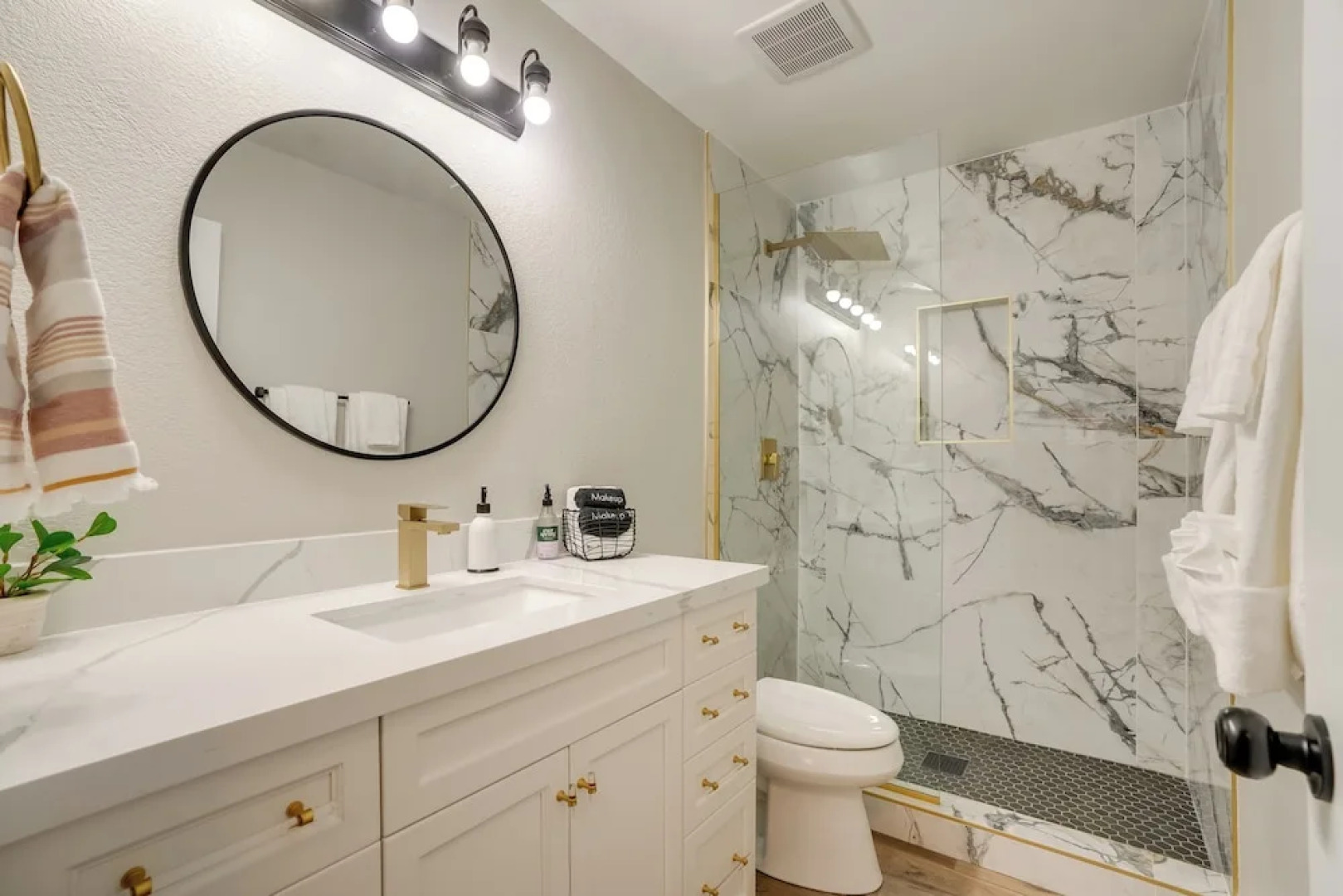 Heated Pool, 2 Mi to Dtwn: Central Peoria Home!