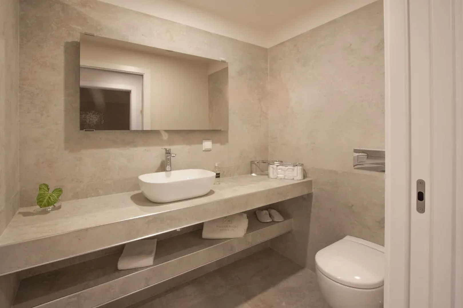 Hillside House Suites & Spa