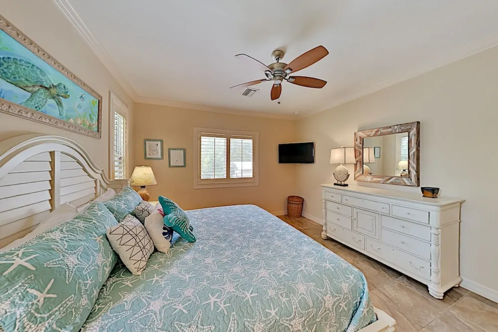 Canal House - 3 Br home by RedAwning