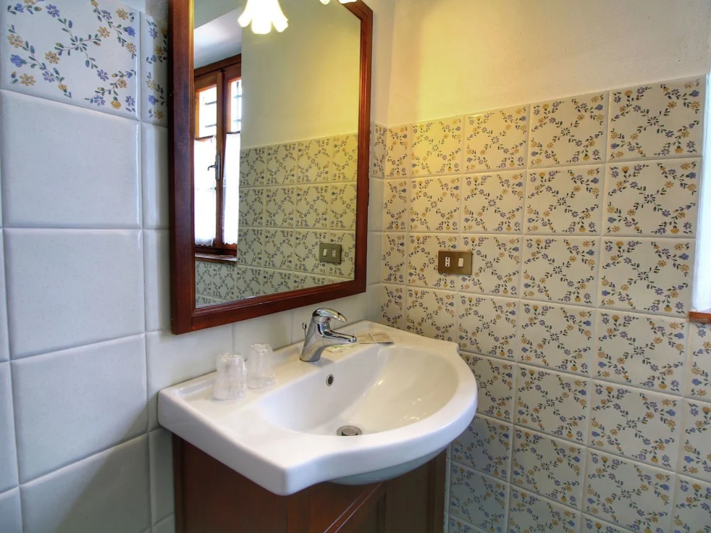 Spacious Villa in Monte San Savino with Swimming Pool