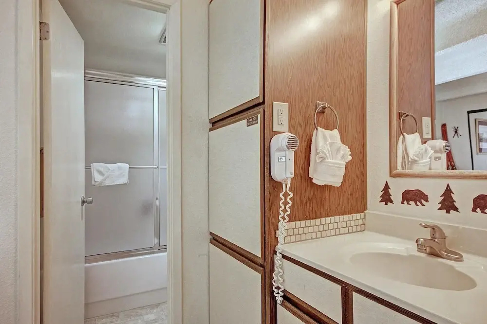 Wheeler House Spacious East Village Condo, Easy Walk to Super Bee - WH104 by Redawning