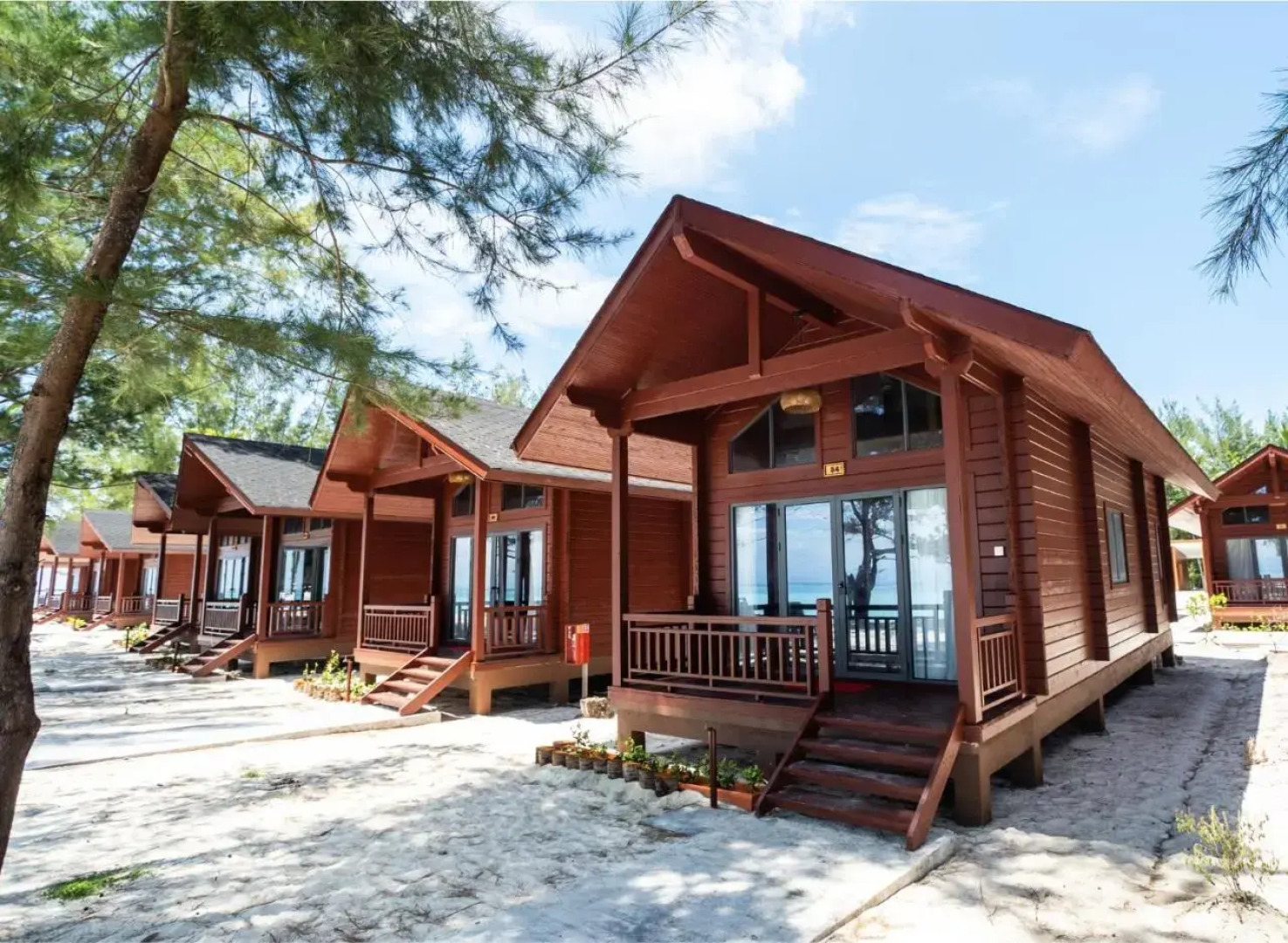 Mari Mari Backpackers Lodge, Mantanani Island