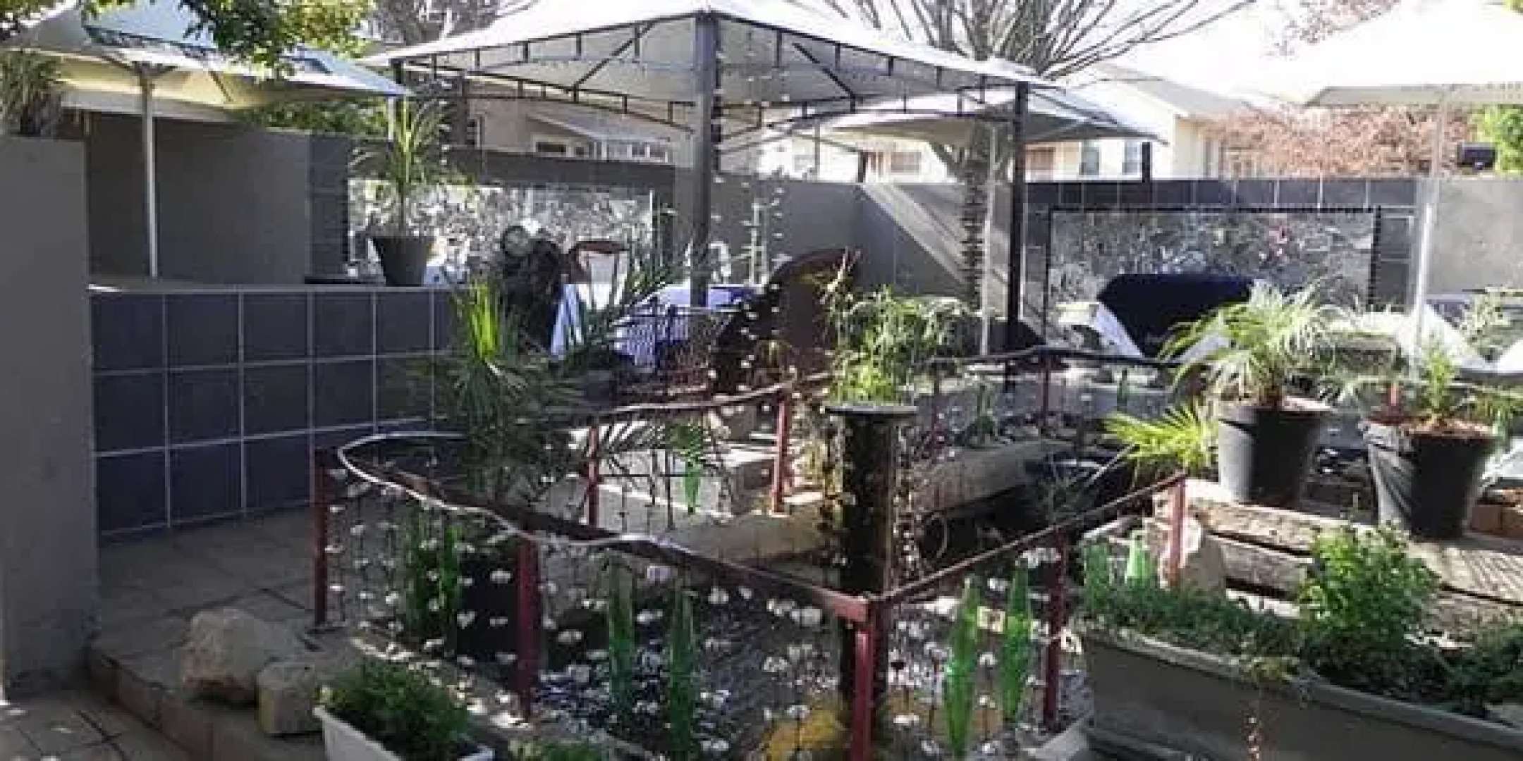 44 On Ennis Guest Lodge and Restaurant