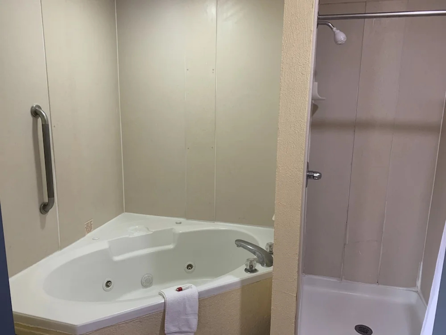 Days Inn & Suites by Wyndham Savannah Gateway I 95 And 204