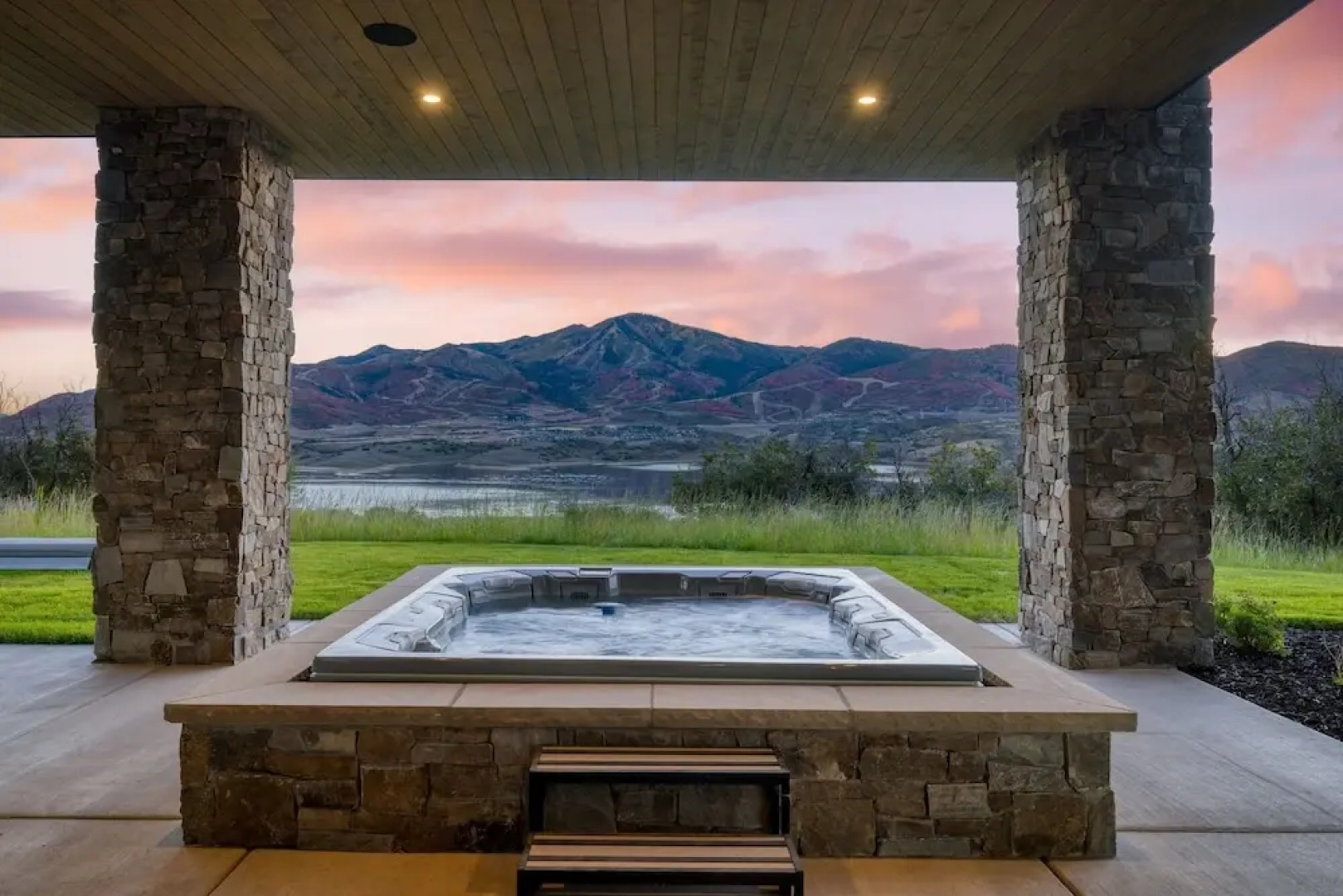 Reflection by Avantstay Sleeps 18 Lake Views Hot Tub Game Room