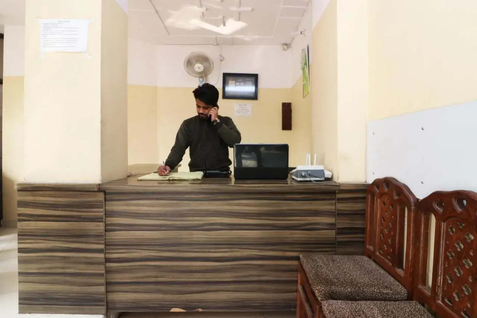 OYO 24103 Akbar Guest House