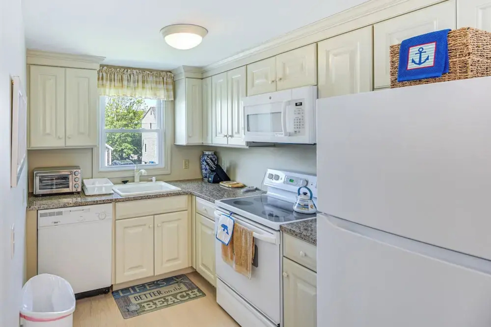 Coastal Home: 1 Mi to Beach, 2 Mi to Dtwn Newport!