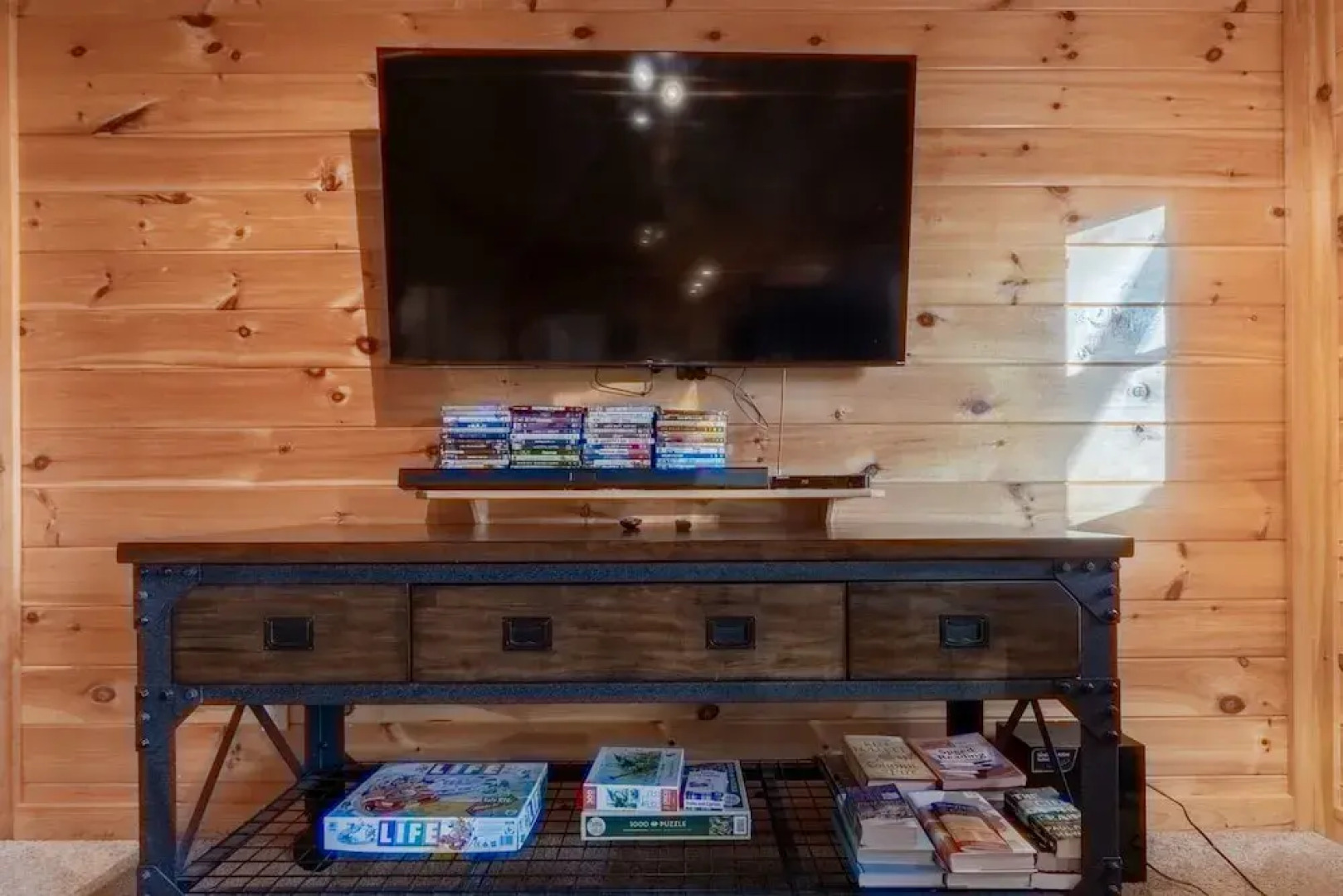 Luxury 4200 Sqft Log Cabin on 50 Acres Sleeps 16