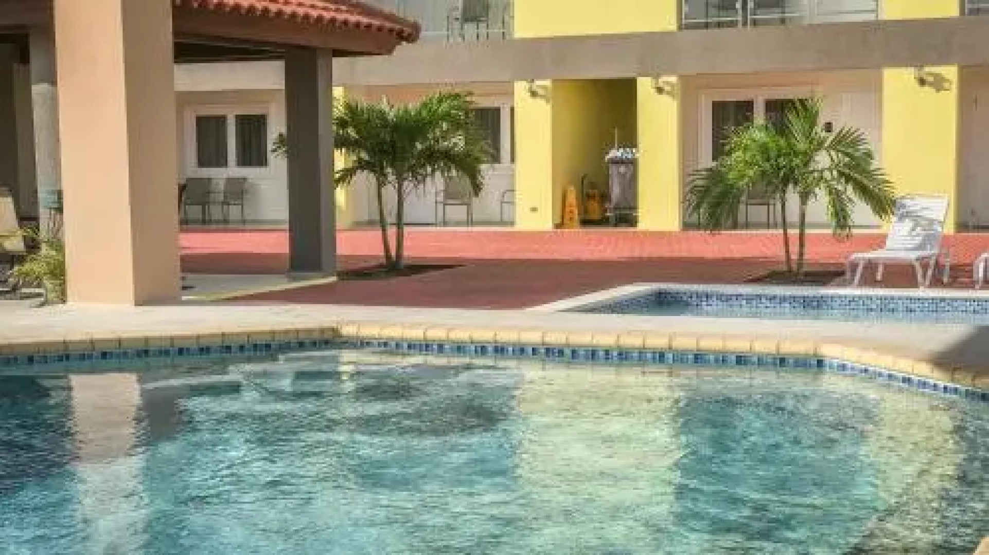 Only 350 yards from Eagle beach! Breakfast included!