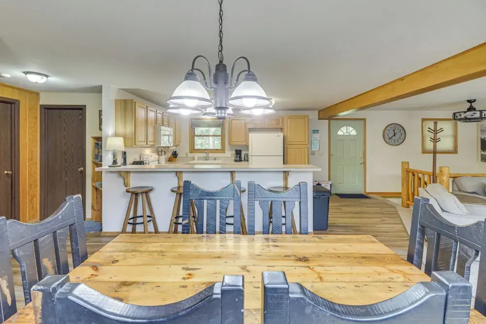 Scenic Forest Lodge Outside Glacier National Park!