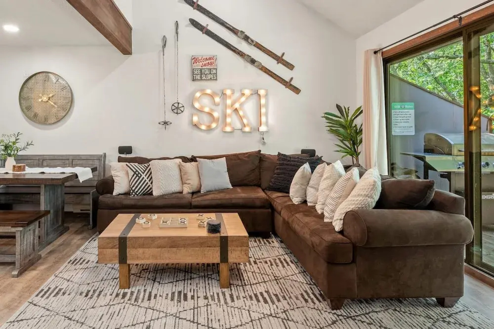 The Bear s Den by Avantstay Prime Location Renovated w Movie Game Room