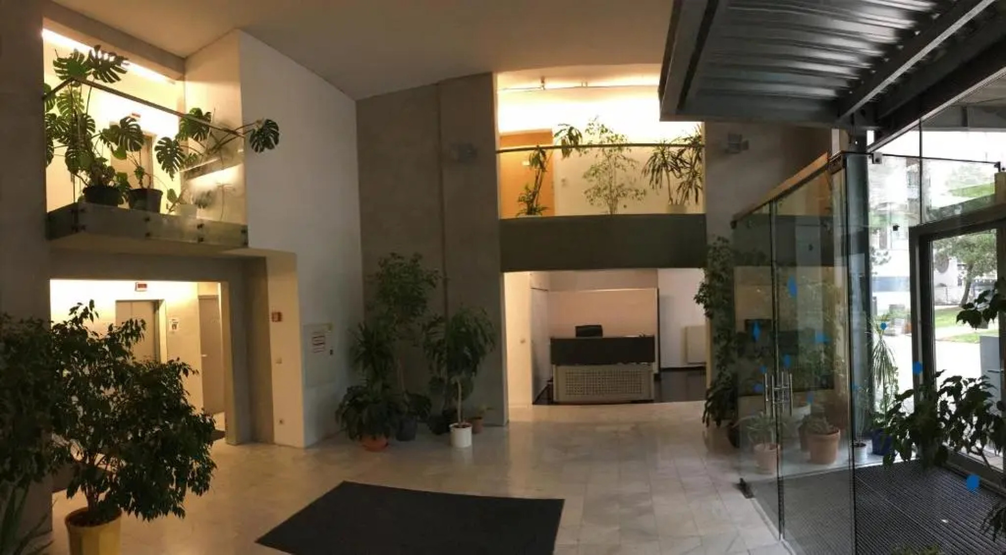 ZENTRUMNAH direkt an UBAHN bei UN-VIC und am BADESTRAND