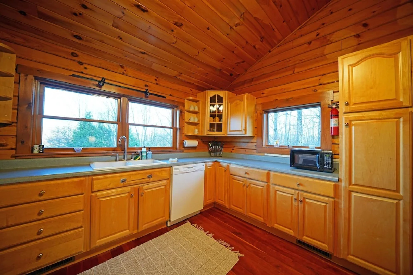 Lazy Bear Lodge ~ Mountain Views ~ Pool Table