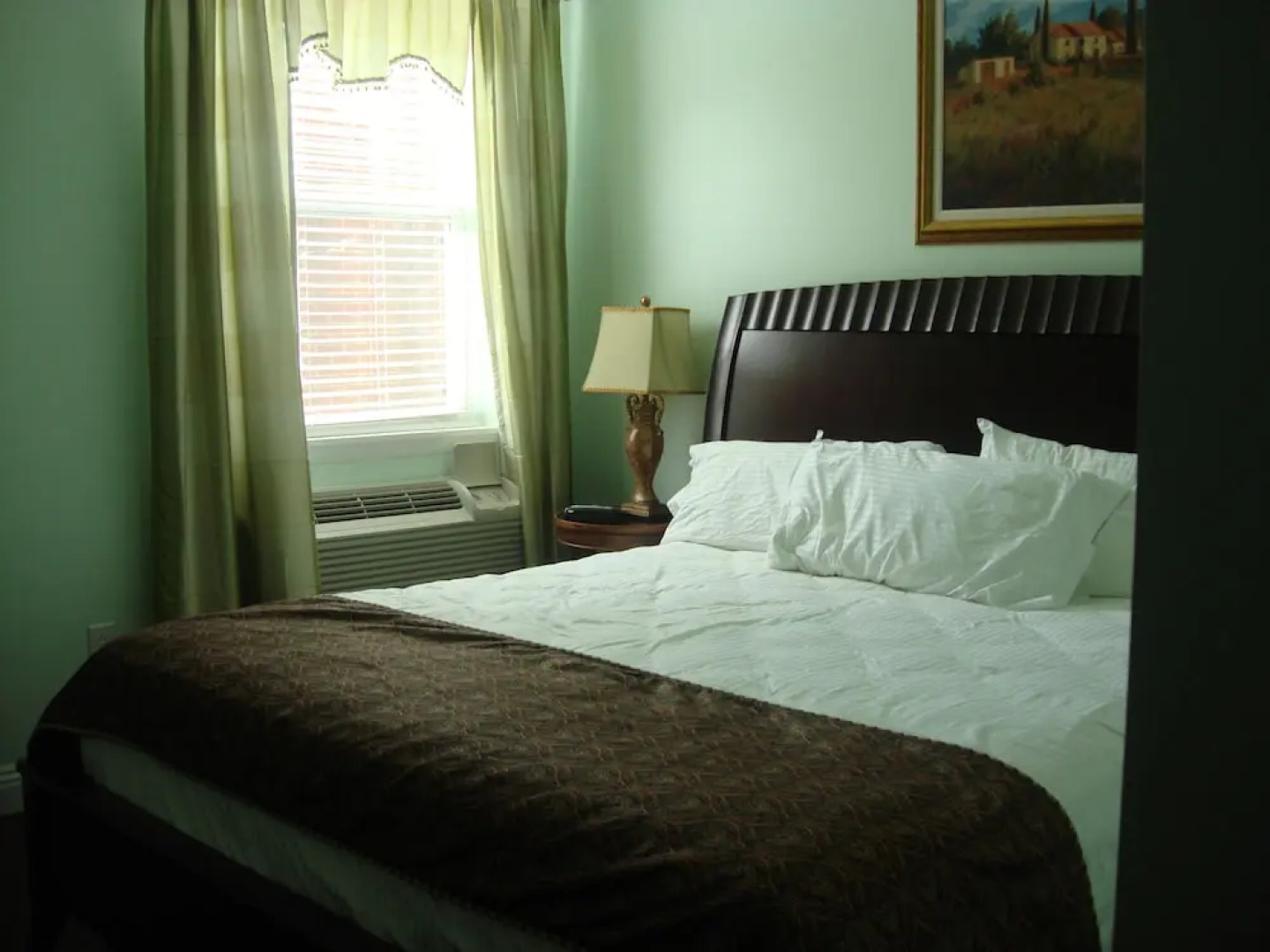 The City Hotel Bar & Grill