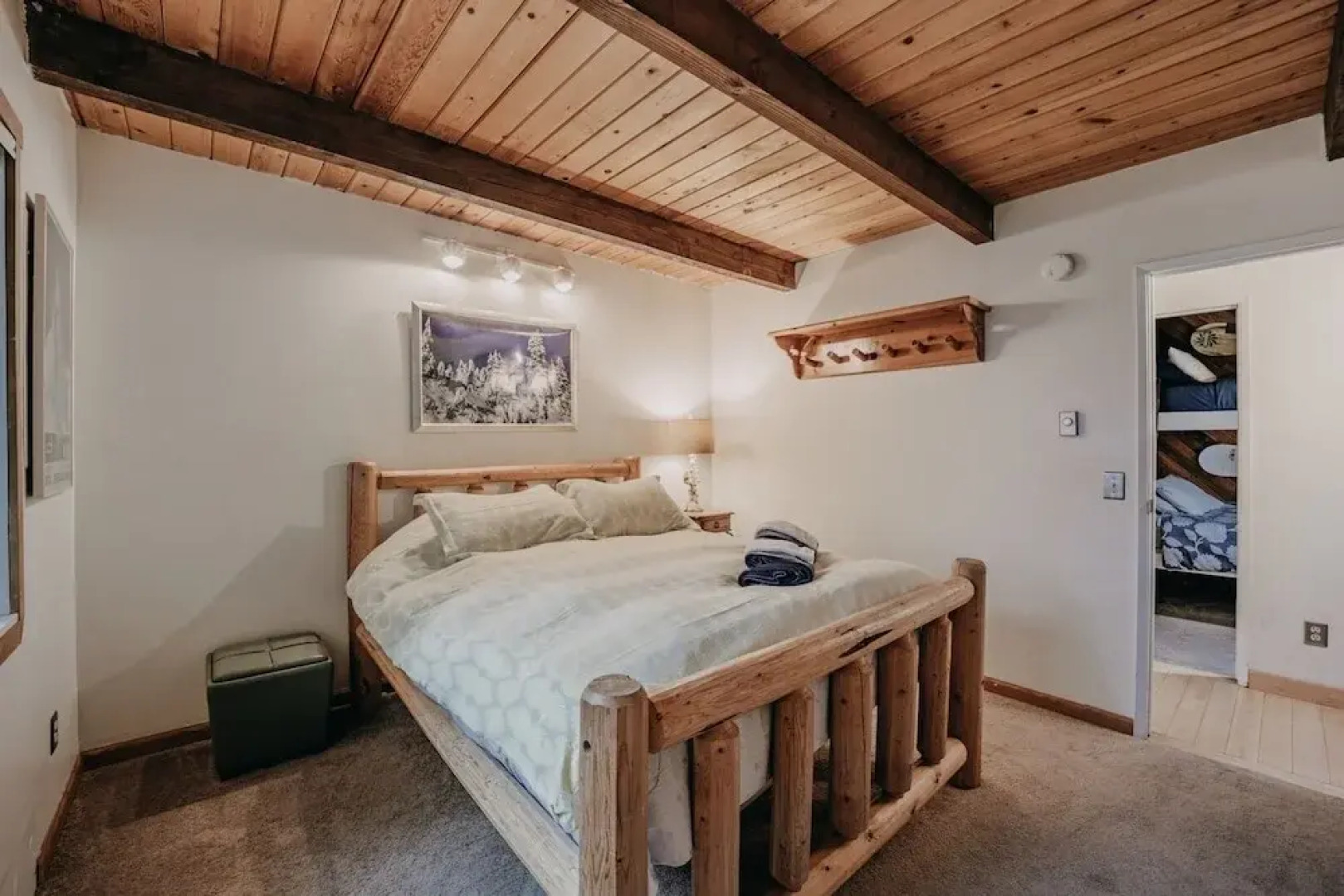 99mbr - Hot Tub - Wifi - Pets Ok - Bbq - Sleeps 6 2 Bedroom Home by RedAwning