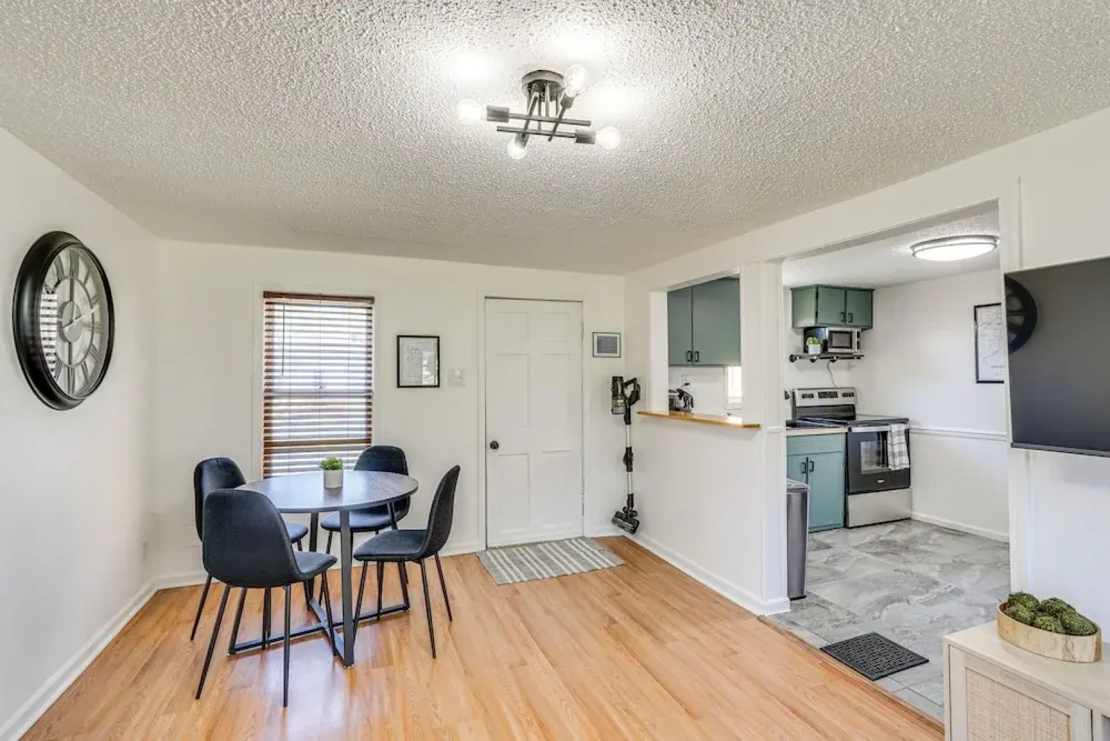 Jefferson City Bungalow: Hot Tub & Patio!