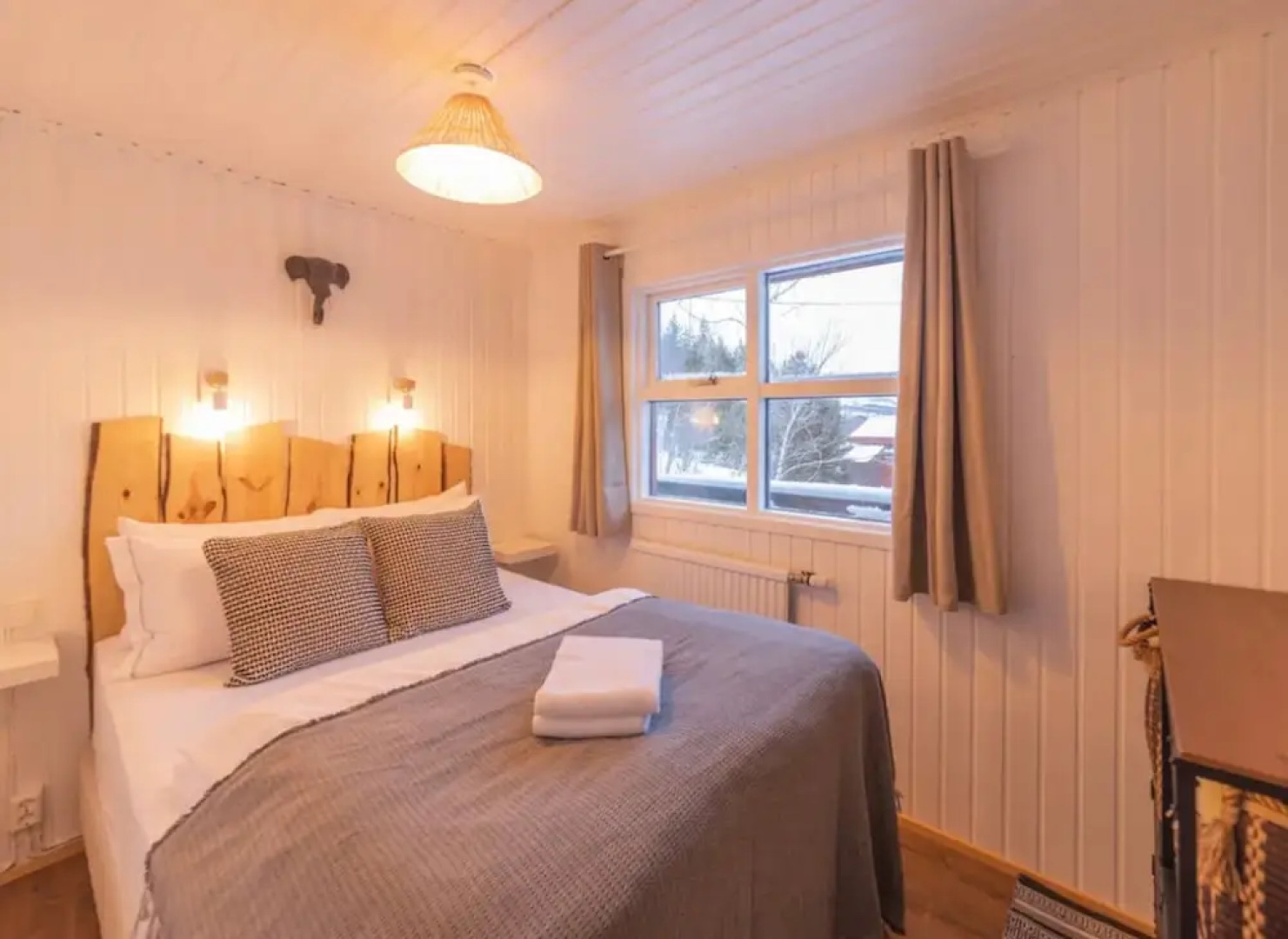 Traditional Cottage with Jacuzzi andLake