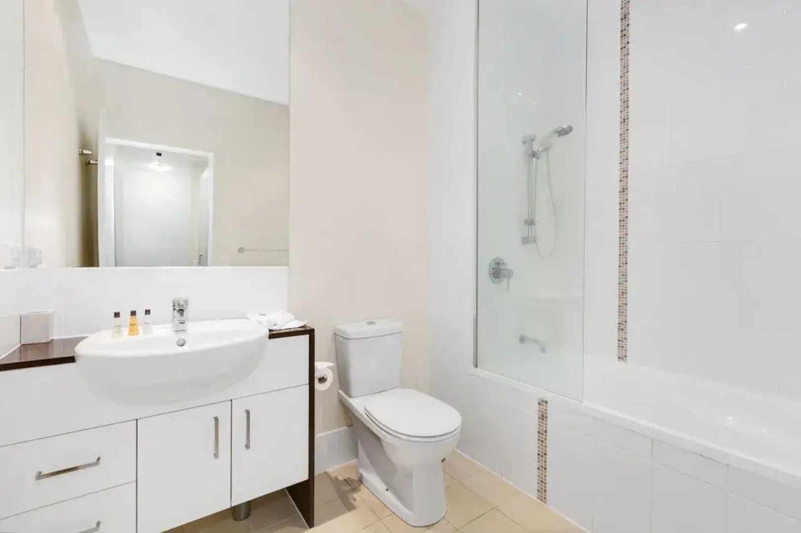 A Deluxe Swim Up - Drift Apartments South