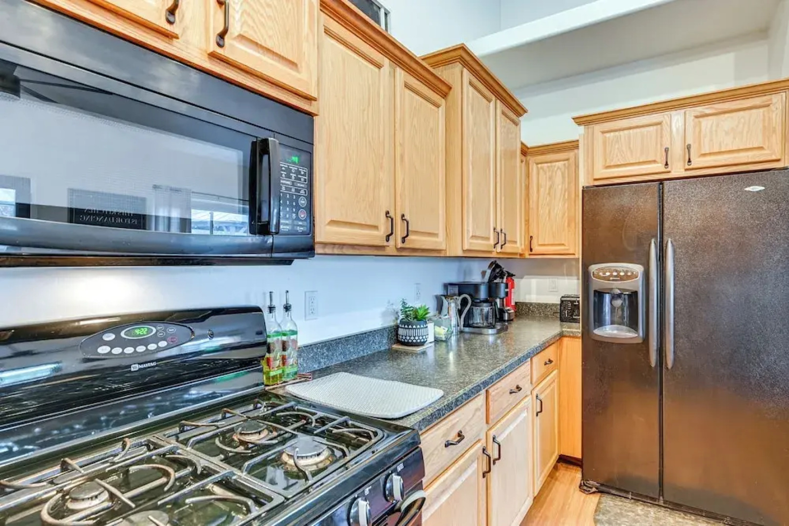 12 Mi to Flagstaff: Pet-friendly Home w/ Sunroom!