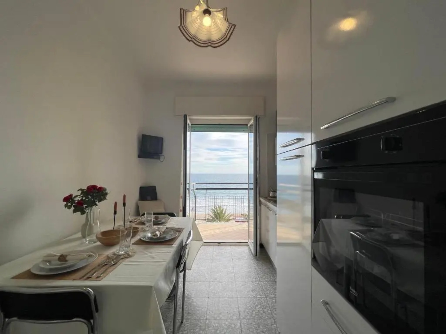 [Via XXV Aprile] 4 Locali - Di Fronte al Mare