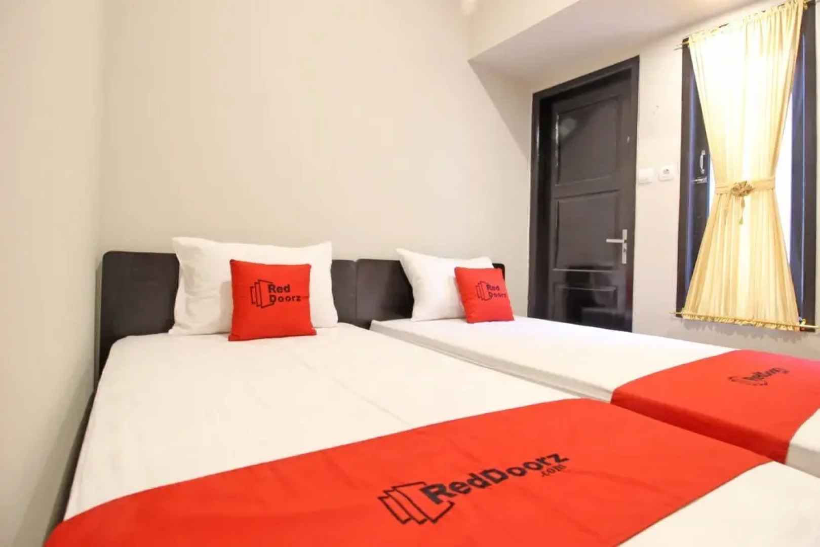 RedDoorz near De Tjolomadoe