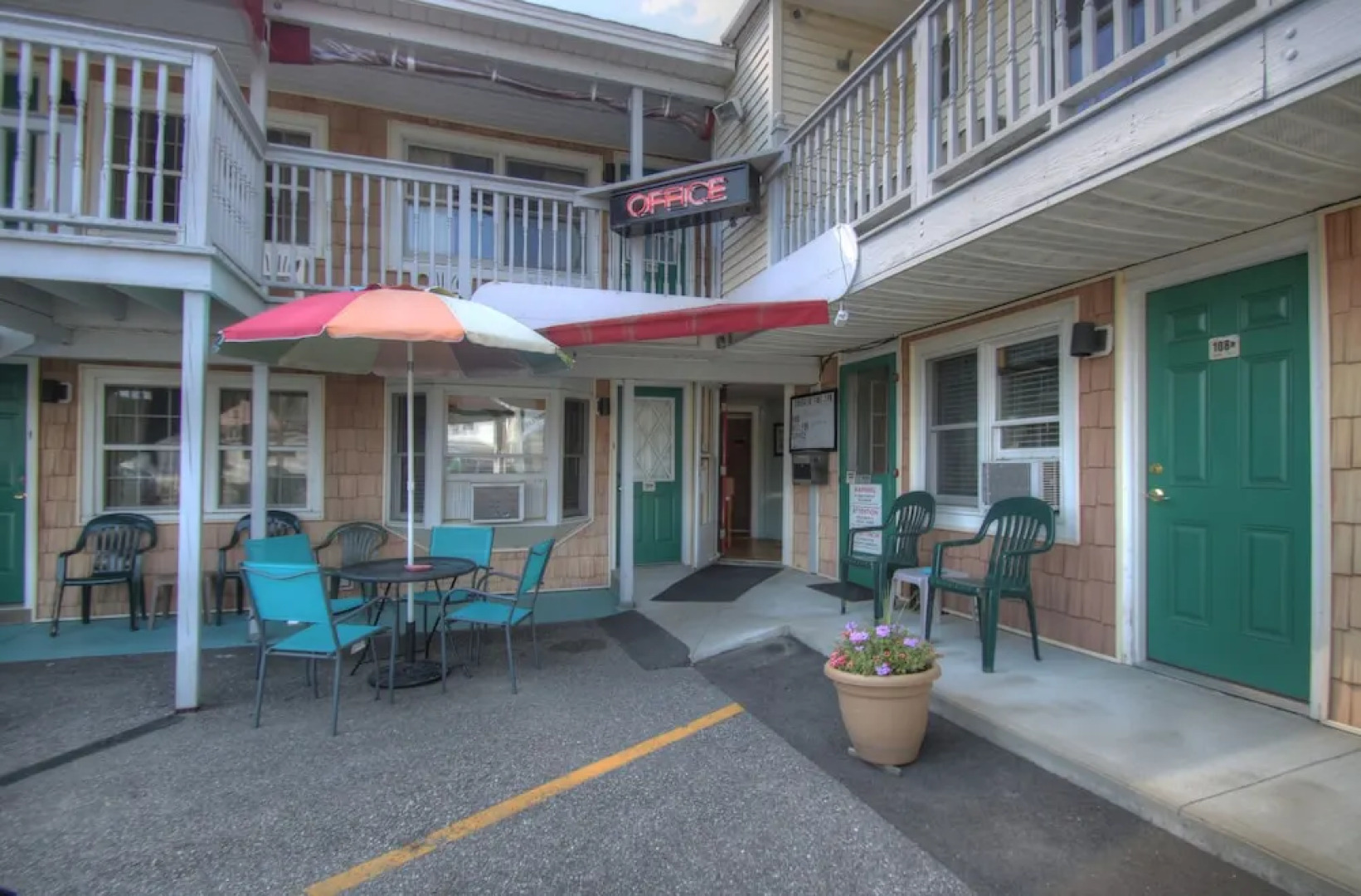 Biarritz Motel & Suites