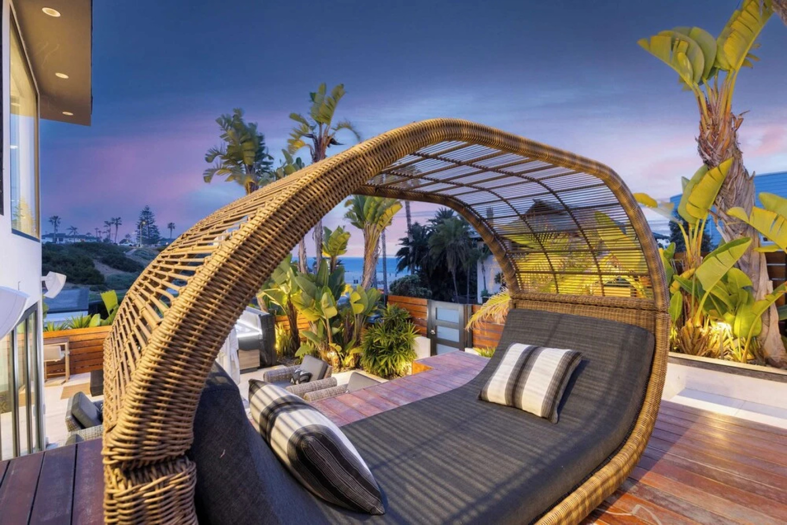 Steps to Beach+shops, Oceanview, Hot Tub+firepit Moonlight Modern by Avantstay