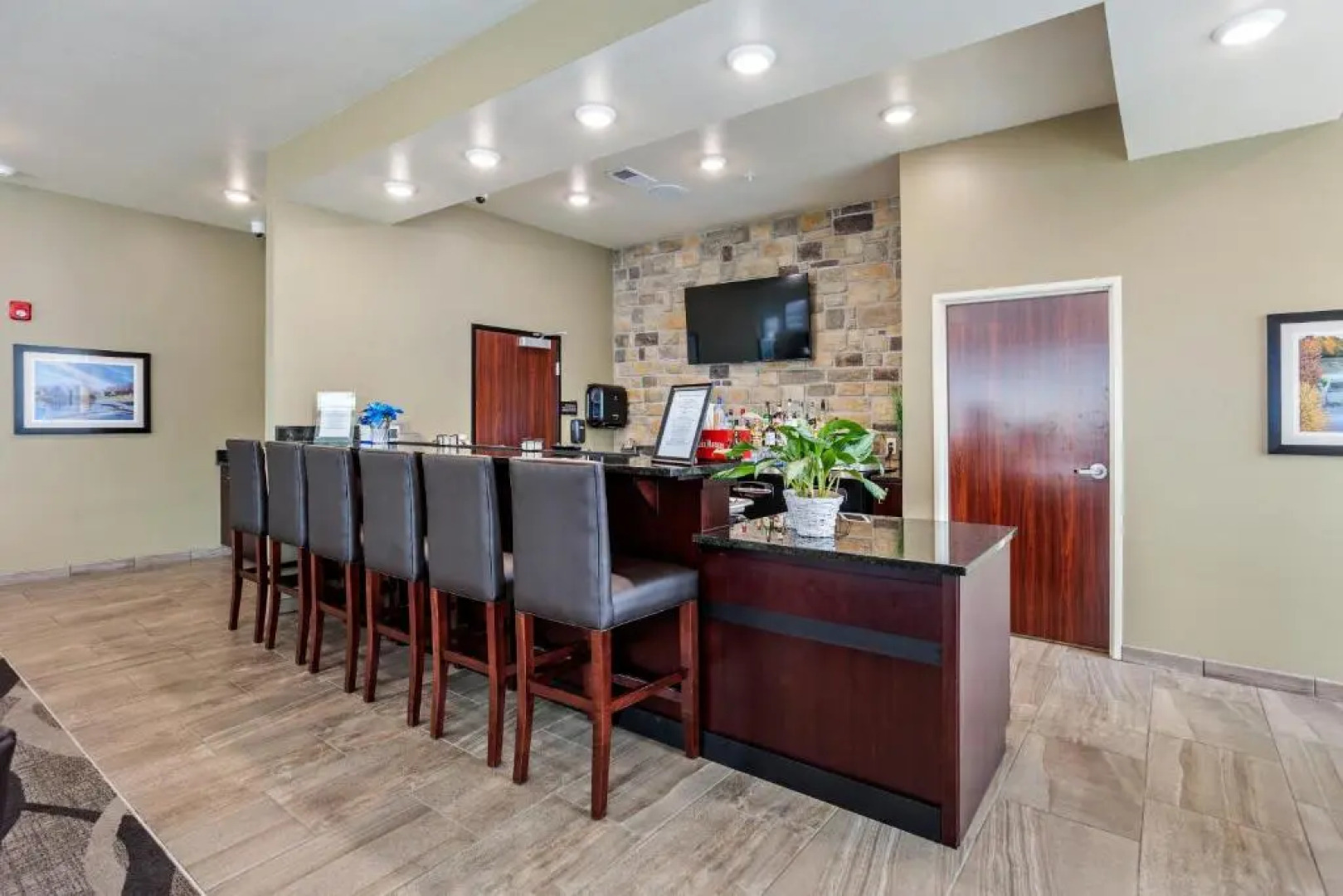 Cobblestone Hotel & Suites-Little Chute