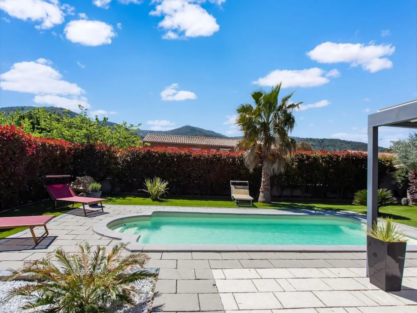 Beautiful Holiday Home With Swimming Pool