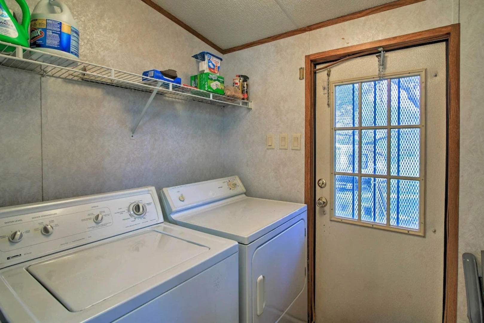 Quiet Utopia Cabin w/ Deck & Mountain Views!